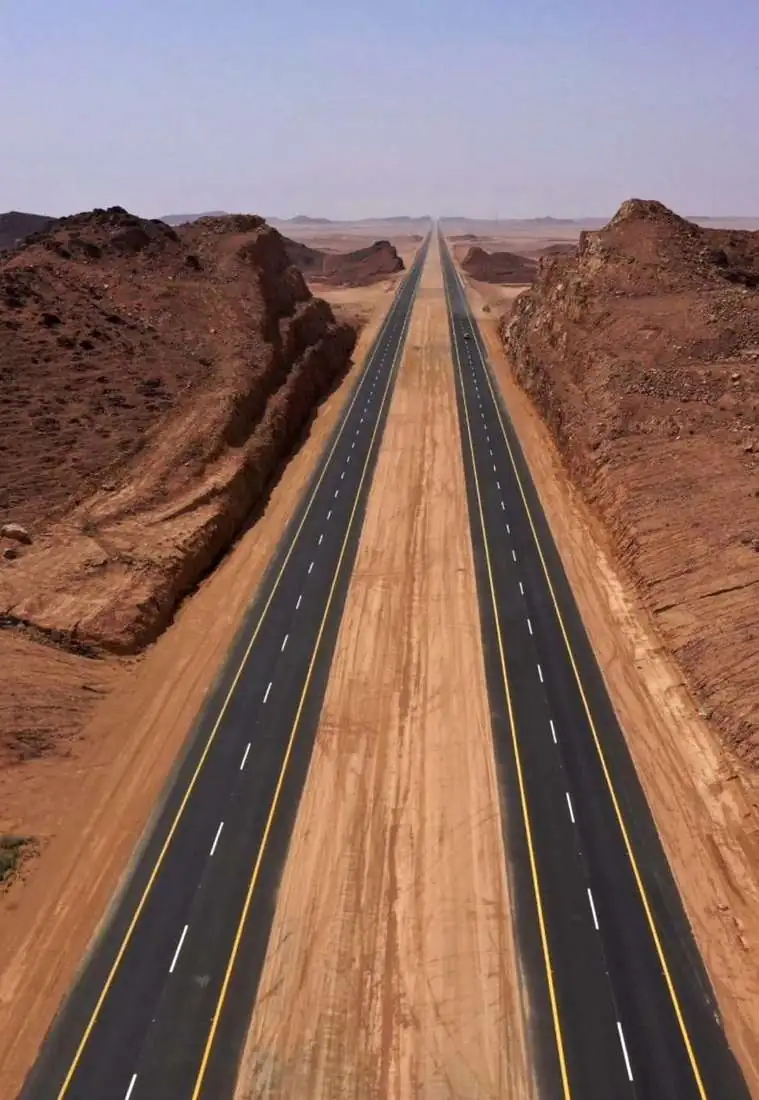 طريق مزدوج منفذ بين الجبال