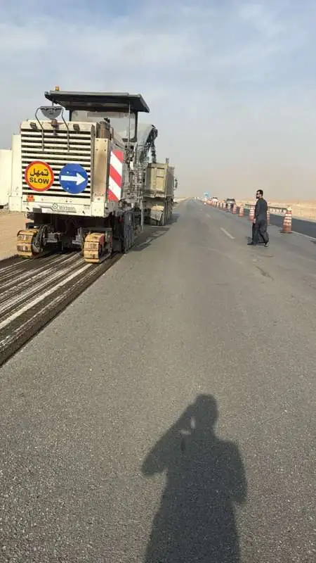 كشط أسفلت على طريق الرياض القصيم